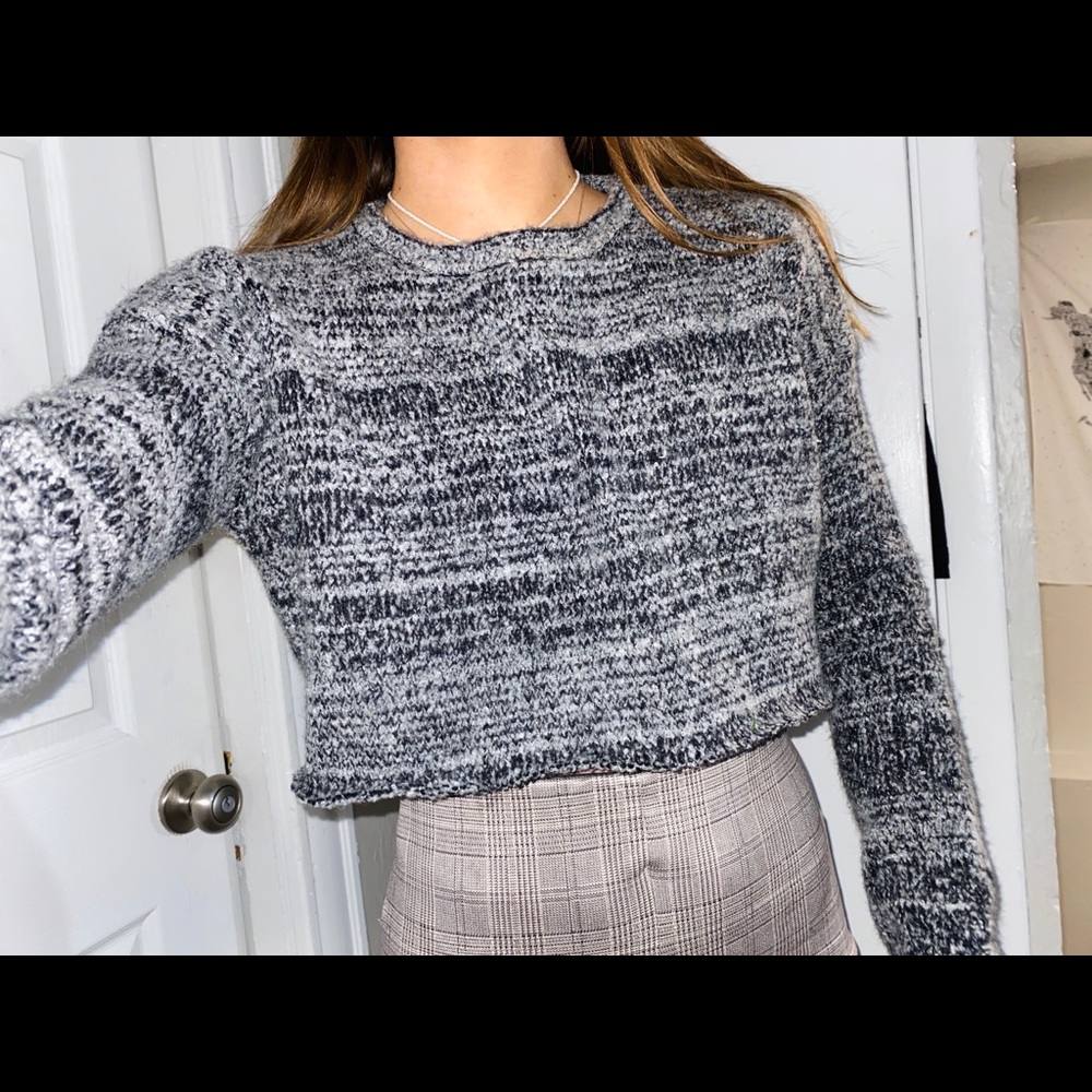 Thick & fuzzy cropped sweater in black & gray (: